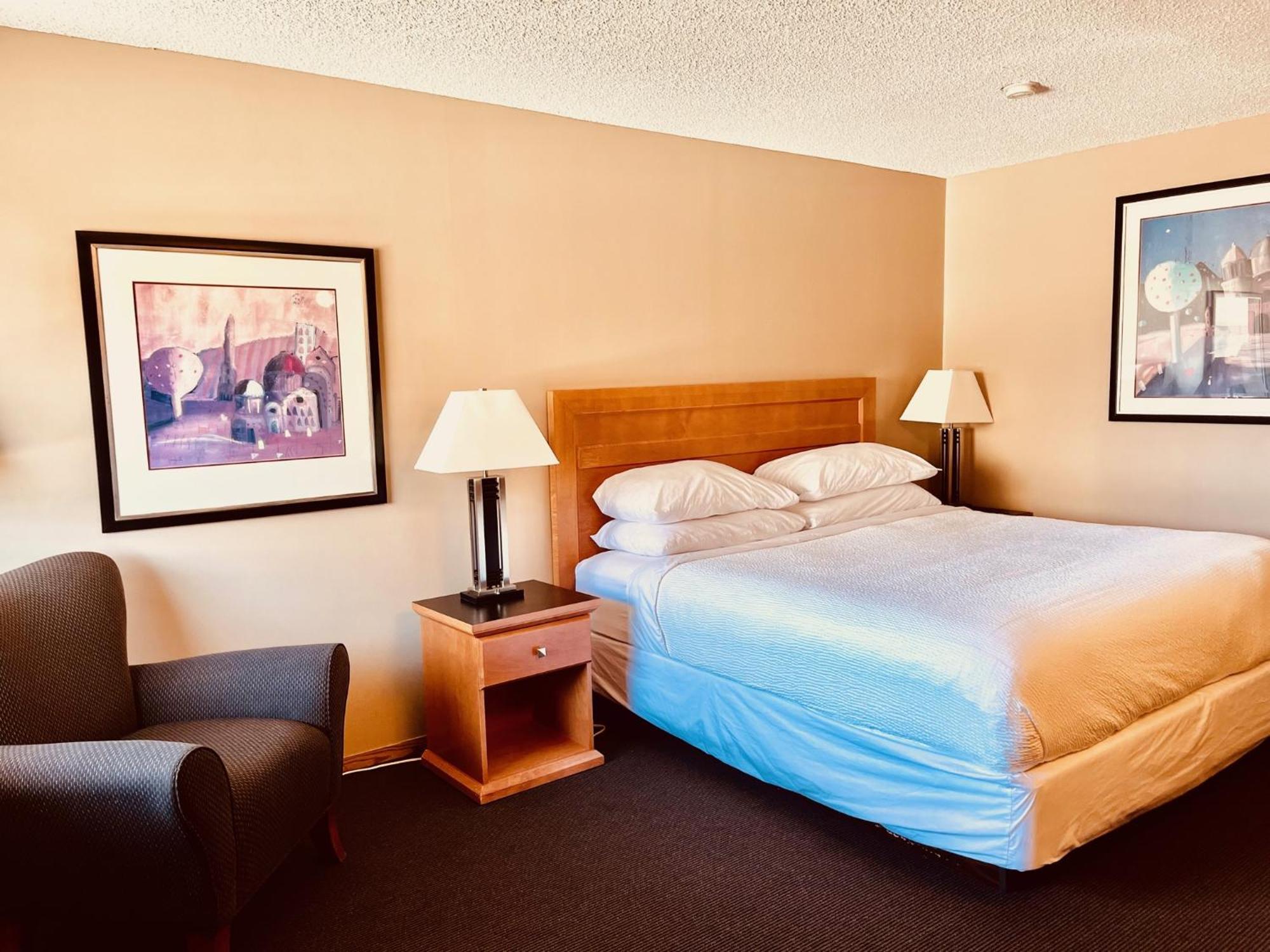 Royal 3* Lloydminster